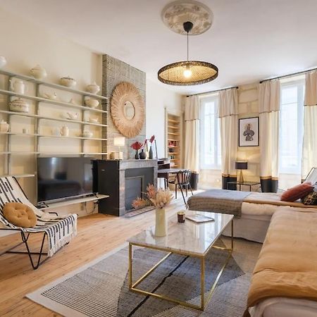 Appartement Avec Son Patio Dans Centre Historique De Bourg Exterior foto