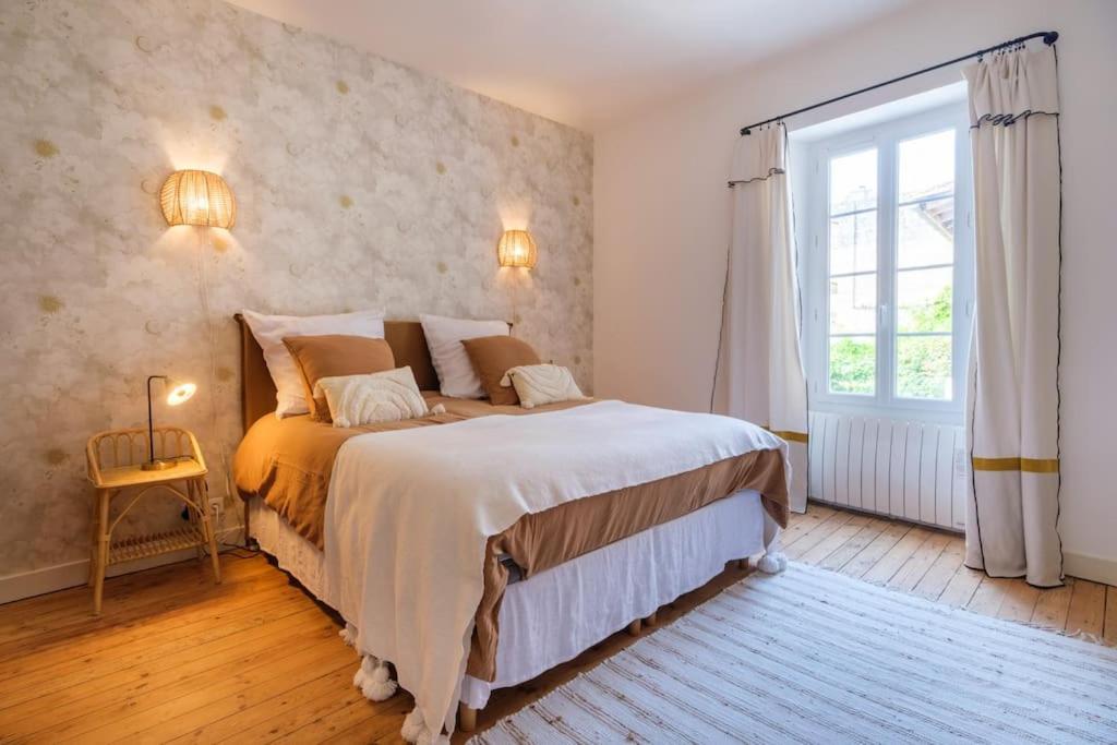 Appartement Avec Son Patio Dans Centre Historique De Bourg Exterior foto