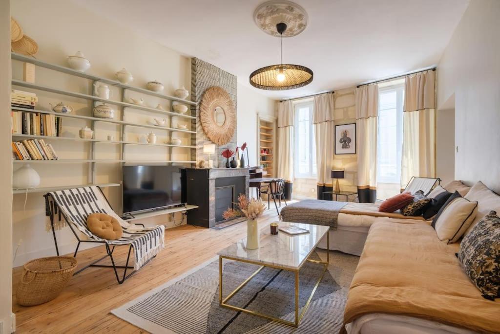 Appartement Avec Son Patio Dans Centre Historique De Bourg Exterior foto