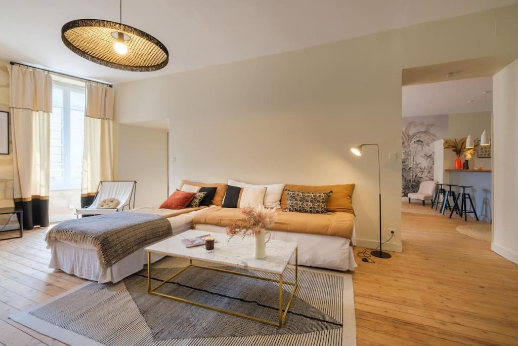 Appartement Avec Son Patio Dans Centre Historique De Bourg Exterior foto