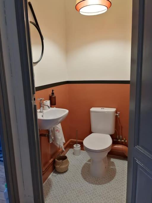 Appartement Avec Son Patio Dans Centre Historique De Bourg Exterior foto