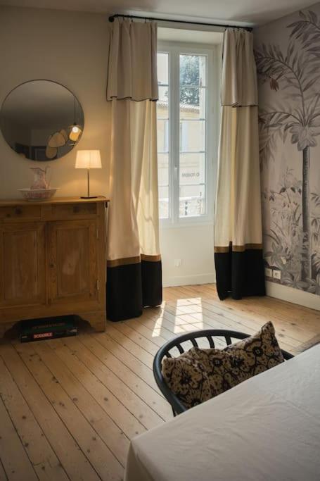 Appartement Avec Son Patio Dans Centre Historique De Bourg Exterior foto
