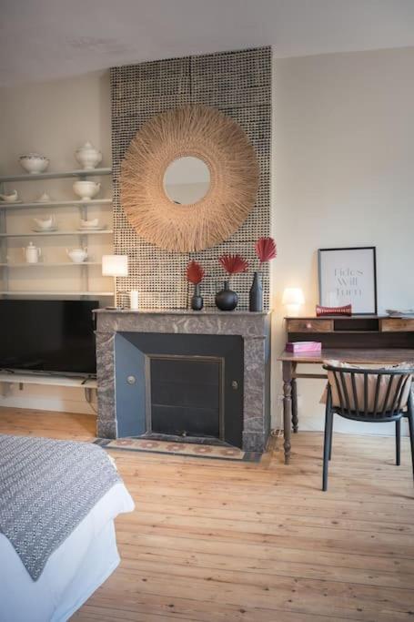 Appartement Avec Son Patio Dans Centre Historique De Bourg Exterior foto
