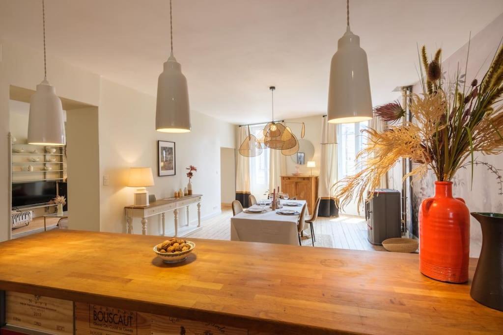 Appartement Avec Son Patio Dans Centre Historique De Bourg Exterior foto