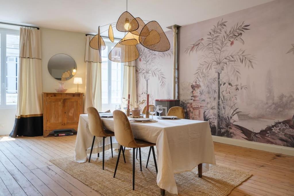 Appartement Avec Son Patio Dans Centre Historique De Bourg Exterior foto
